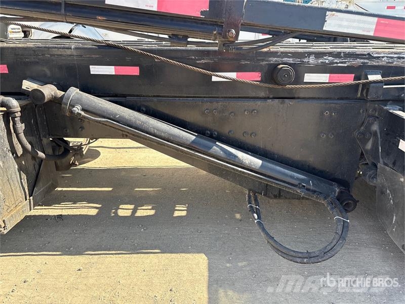 Freightliner Cascadia 125 6x4 Roll-Off Truck (Inoperable) شاحنات لوادر