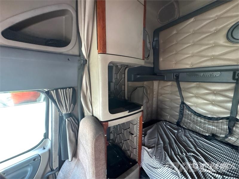 Freightliner Cascadia 125 6x4 T/A Sleeper Truck Tractor Тягачі