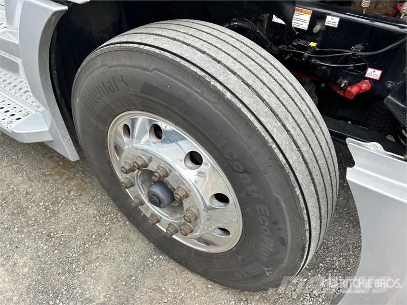 Freightliner Cascadia 126 6x4 T/A Sleeper Truck Tractor Cabezas tractoras