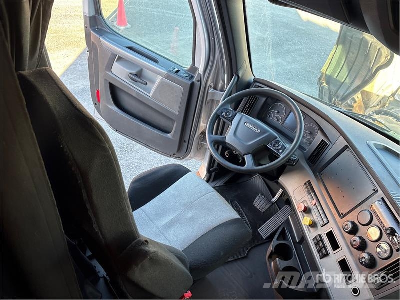 Freightliner Cascadia 126 T/A Sleeper Truck Tractor Tegljači