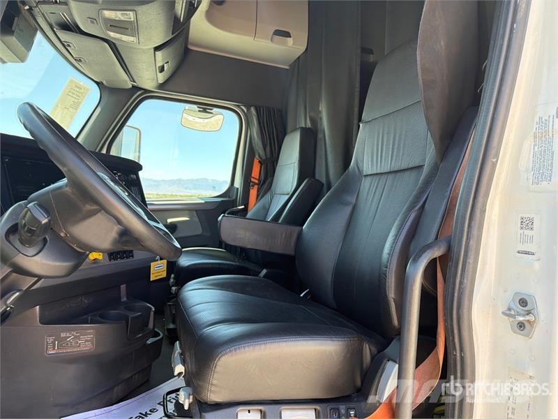 Freightliner Cascadia 126 6x4 T/A Sleeper Truck Tractor Sattelzugmaschinen
