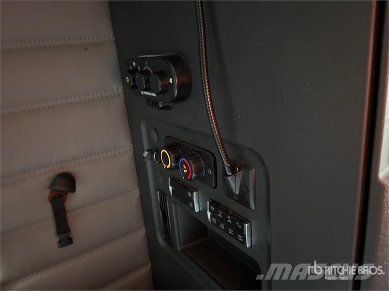Freightliner Cascadia 126 6x4 T/A Sleeper Truck Tractor Тягачі