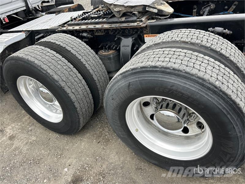 Freightliner Cascadia 126 6x4 T/A Sleeper Truck Tractor Vlačilci