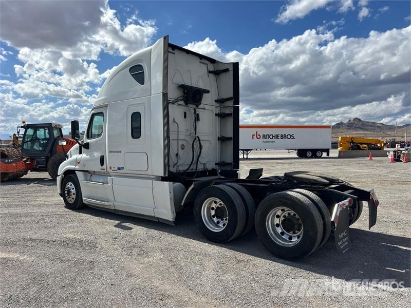 Freightliner Cascadia 125 6x4 T/A Sleeper Truck Tractor Тягачі