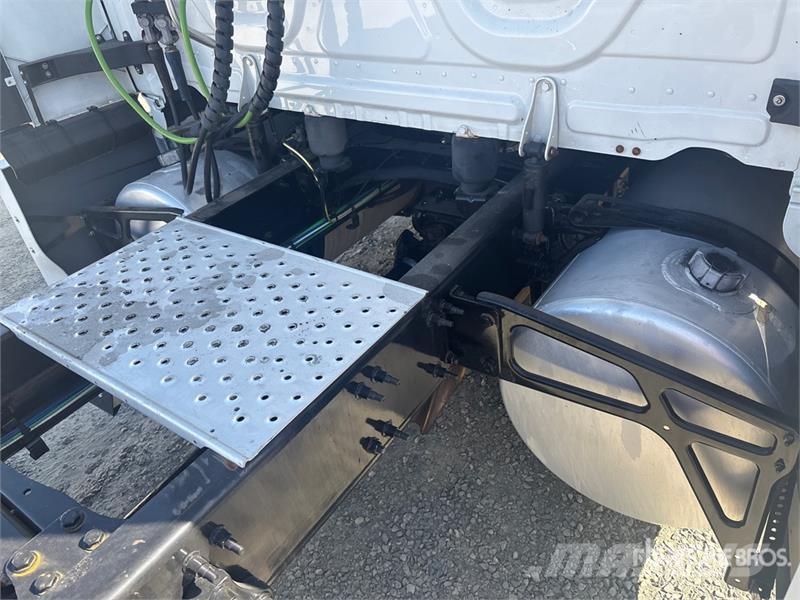 Freightliner Cascadia 126 6x4 T/A Sleeper Truck Tractor Sattelzugmaschinen