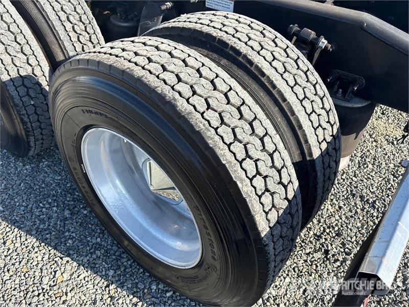 Freightliner Cascadia 126 6x4 T/A Sleeper Truck Tractor Truck Tractor Units