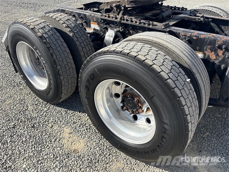 Freightliner Cascadia 126 6x4 T/A Sleeper Truck Tractor Vetopöytäautot