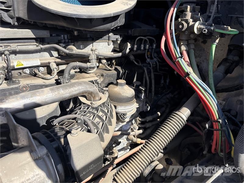 Freightliner Cascadia 126 6x4 T/A Sleeper Truck Tractor Sattelzugmaschinen