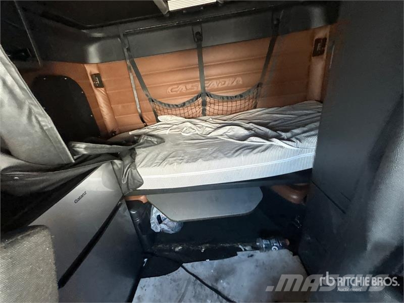 Freightliner Cascadia 126 6x4 T/A Sleeper Truck Tractor Cabezas tractoras