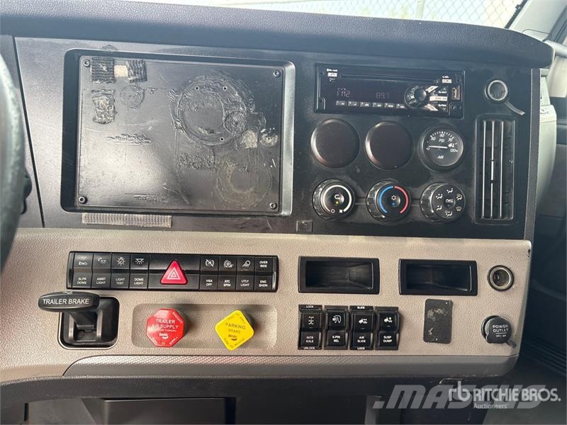 Freightliner Cascadia 126 6x4 T/A Sleeper Truck Tractor Tegljači