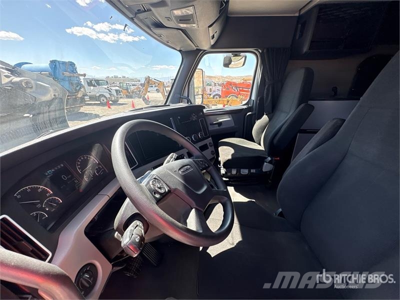 Freightliner Cascadia 126 6x4 T/A Sleeper Truck Tractor Nyergesvontatók