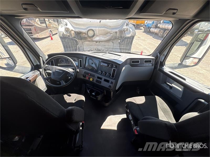 Freightliner Cascadia 126 6x4 T/A Sleeper Truck Tractor Nyergesvontatók