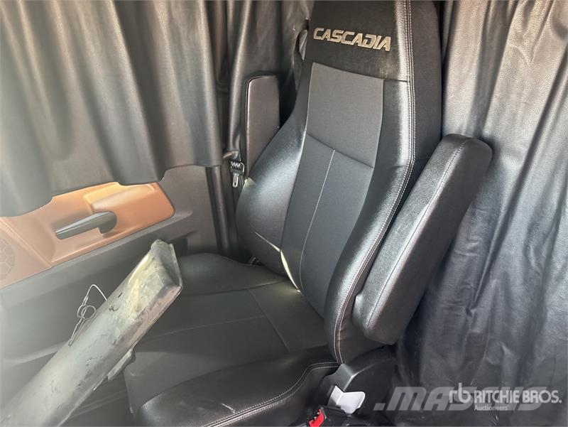 Freightliner Cascadia 126 6x4 T/A Sleeper Truck Tractor وحدات الجر