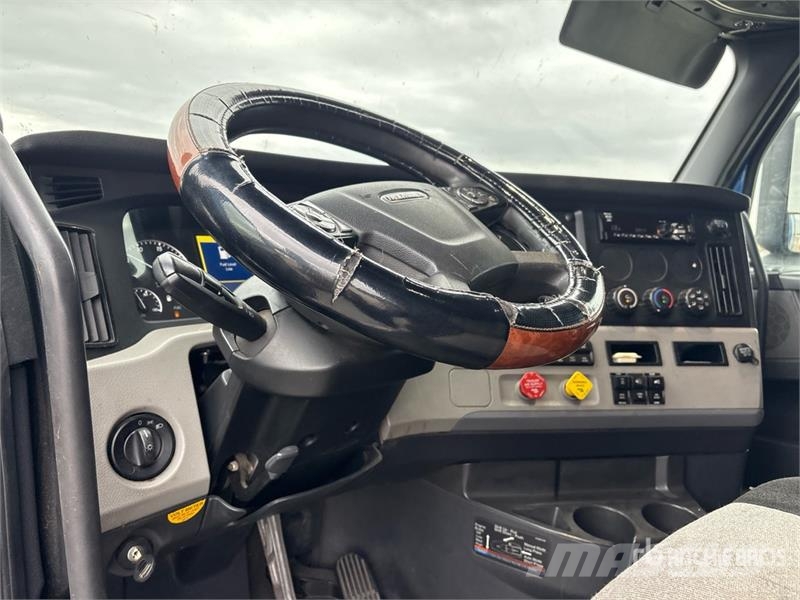 Freightliner Cascadia 126 6x4 T/A Sleeper Truck Tractor 中古トラクターヘッド | トレーラーヘッド