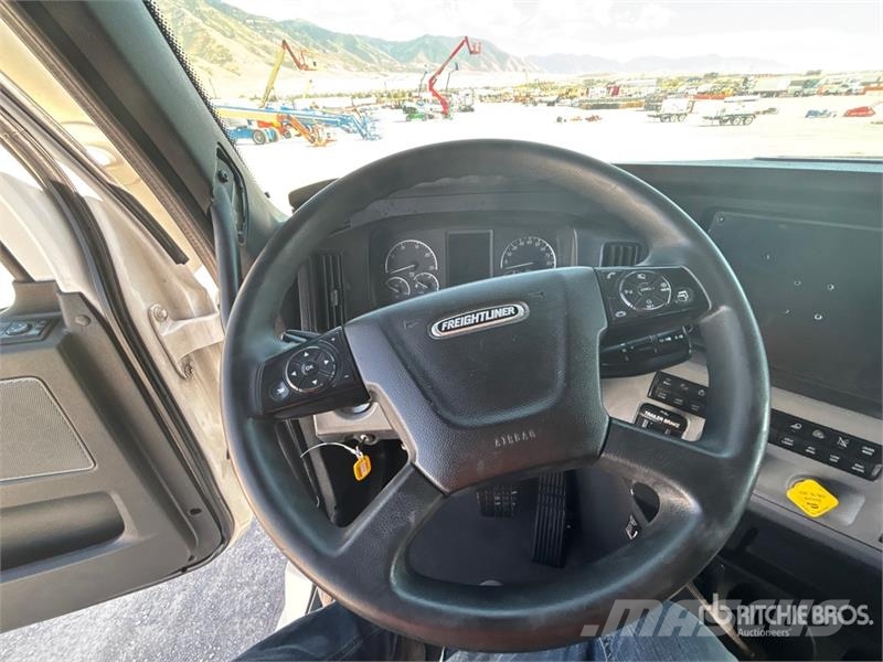 Freightliner Cascadia 126 6x4 T/A Sleeper Truck Tractor Sattelzugmaschinen