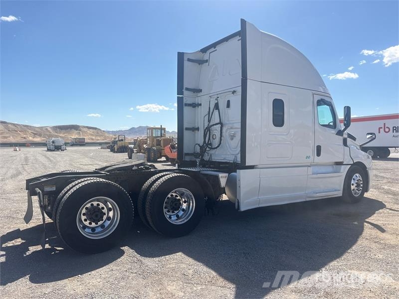 Freightliner Cascadia 126 6x4 T/A Sleeper Truck Tractor Nyergesvontatók