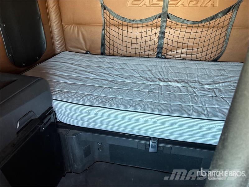 Freightliner Cascadia 126 6x4 T/A Sleeper Truck Tractor Nyergesvontatók