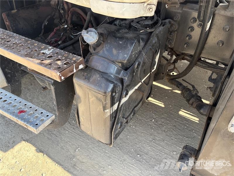 Freightliner Cascadia 125 6x4 Roll-Off Truck (Inoperable) شاحنات لوادر