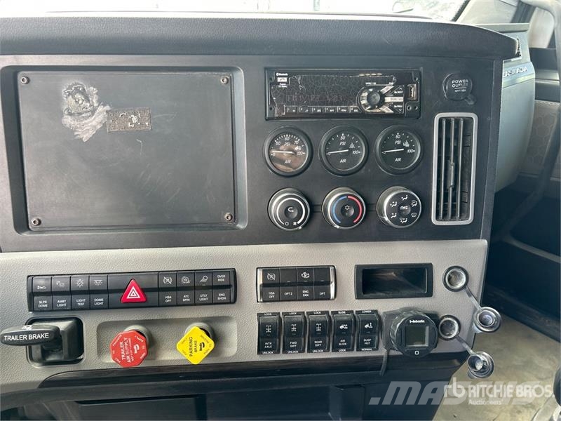 Freightliner Cascadia 126 6x4 T/A Sleeper Truck Tractor Тягачі