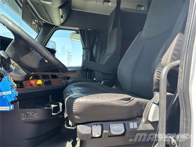 Freightliner Cascadia 126 6x4 T/A Sleeper Truck Tractor Vlačilci