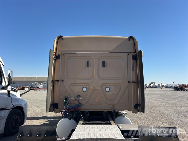 Freightliner Cascadia 126 6x4 T/A Sleeper Truck Tractor Sattelzugmaschinen