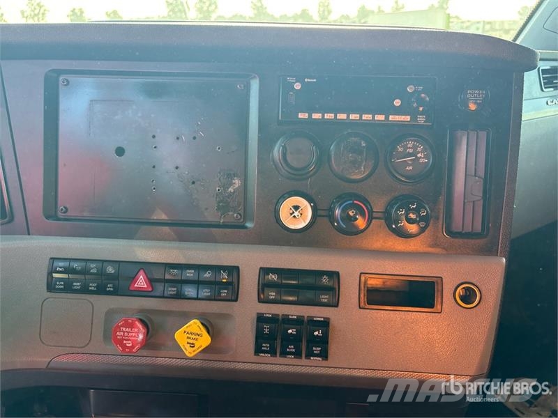Freightliner Cascadia 126 6x4 T/A Sleeper Truck Tractor وحدات الجر
