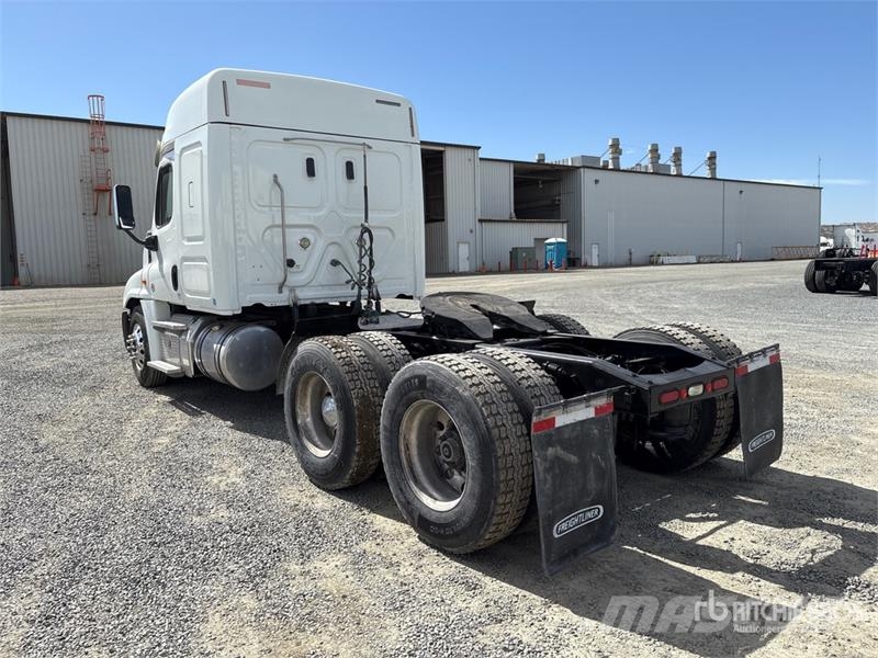 Freightliner Cascadia 125 6x2 T/A Sleeper Truck Tractor Vlačilci