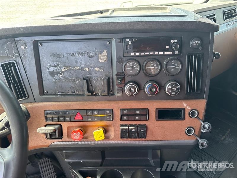 Freightliner Cascadia 126 6x4 T/A Sleeper Truck Tractor Vlačilci