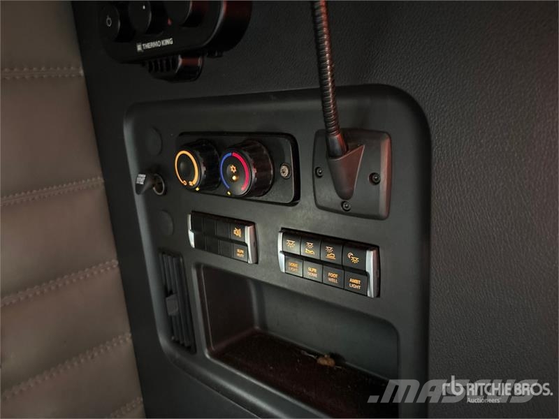Freightliner Cascadia 126 6x4 T/A Sleeper Truck Tractor Тягачі