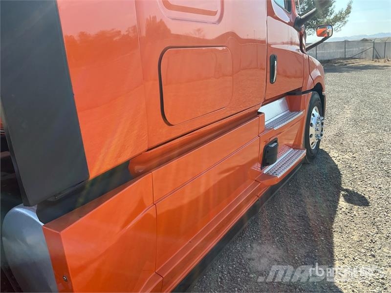 Freightliner Cascadia 126 6x4 T/A Sleeper Truck Tractor 트랙터 유닛