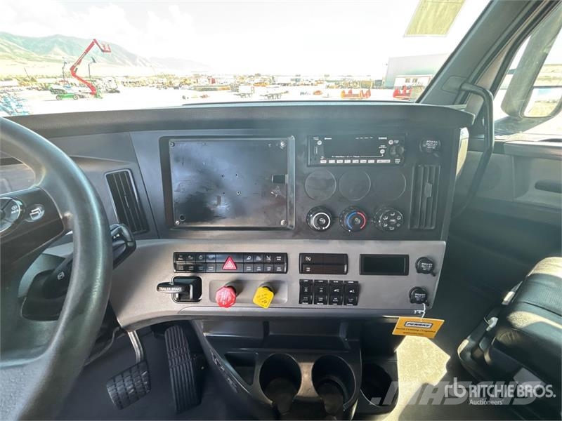 Freightliner Cascadia 126 6x4 T/A Sleeper Truck Tractor Sattelzugmaschinen