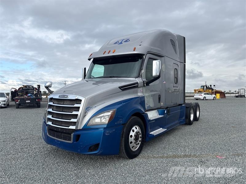 Freightliner Cascadia 126 6x4 T/A Sleeper Truck Tractor Тягачі