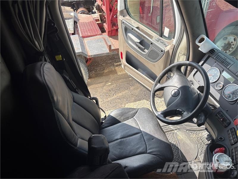 Freightliner Cascadia 125 6x4 T/A Sleeper Truck Tractor (Inoper 트랙터 유닛