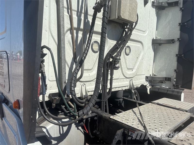 Freightliner Cascadia 126 6x4 T/A Sleeper Truck Tractor (Inoper 曳引機組件
