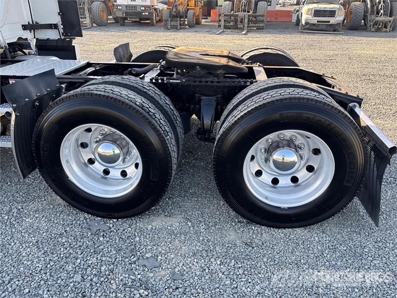 Freightliner Cascadia 126 6x4 T/A Sleeper Truck Tractor وحدات الجر