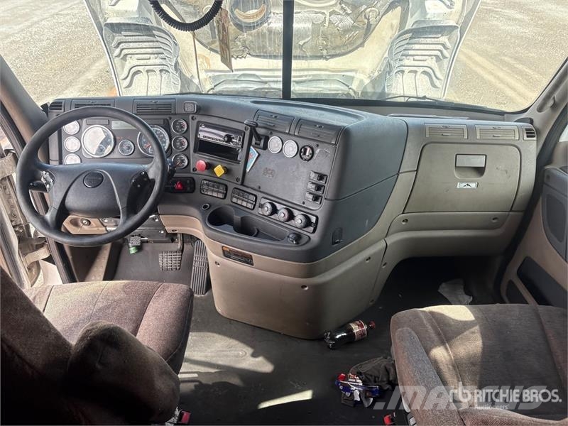 Freightliner Cascadia 125 6x4 T/A Sleeper Truck Tractor Тягачі