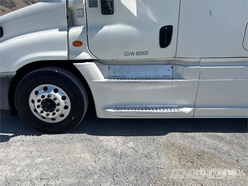 Freightliner Cascadia 125 6x4 T/A Sleeper Truck Tractor Тягачі