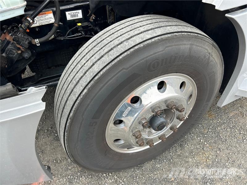 Freightliner Cascadia 126 6x4 T/A Sleeper Truck Tractor Cabezas tractoras