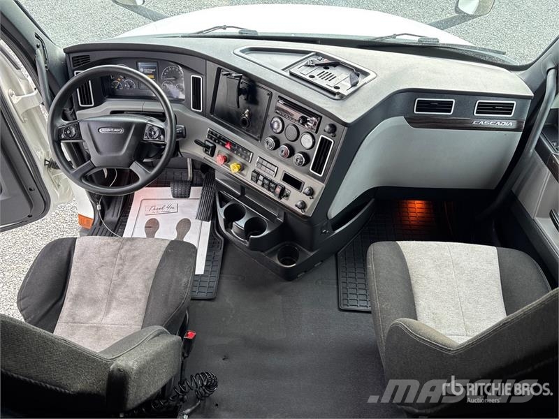 Freightliner Cascadia 126 6x4 T/A Sleeper Truck Tractor Tegljači