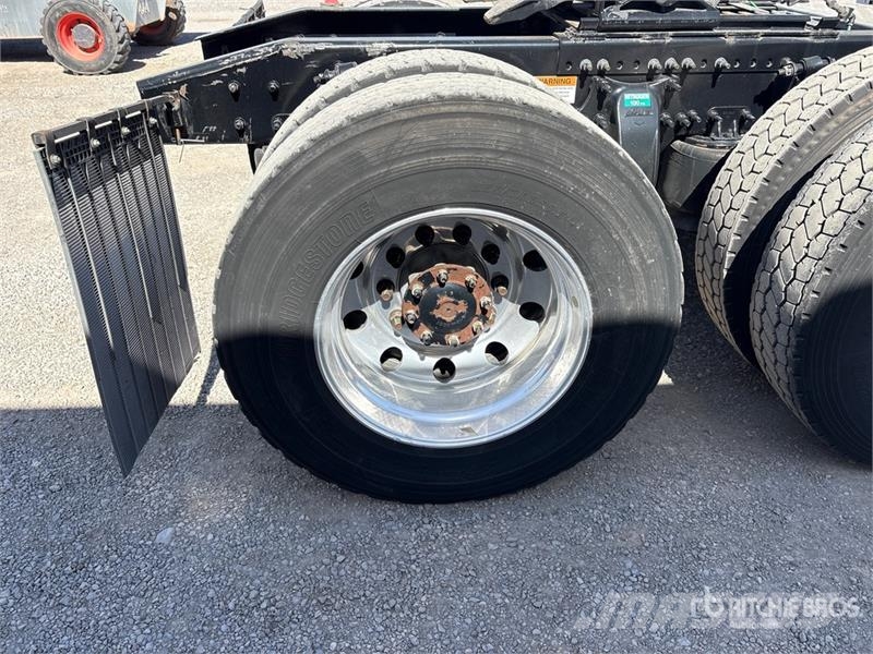 Freightliner Cascadia 126 6x4 T/A Sleeper Truck Tractor Tegljači