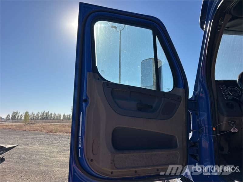 Freightliner Cascadia 125 6x4 T/A Sleeper Truck Tractor (Inoper Тягачі