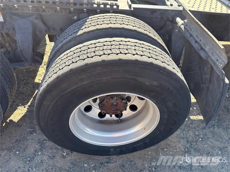 Freightliner Cascadia 126 6x4 T/A Sleeper Truck Tractor Седельные тягачи