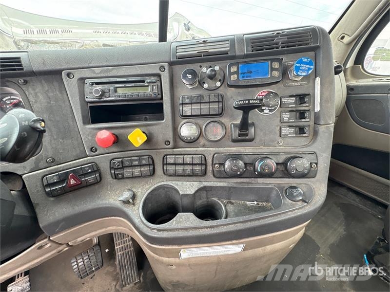 Freightliner Cascadia 6x4 T/A Day Cab Truck Tractor Vilcēji