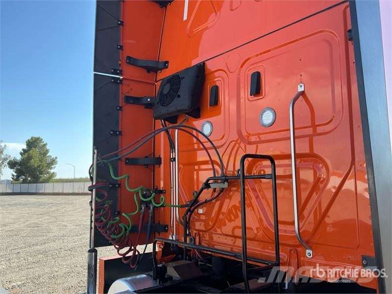 Freightliner Cascadia 126 6x4 T/A Sleeper Truck Tractor 트랙터 유닛
