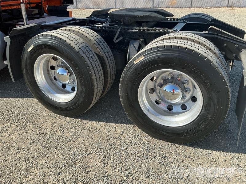 Freightliner Cascadia 126 6x4 T/A Sleeper Truck Tractor 트랙터 유닛