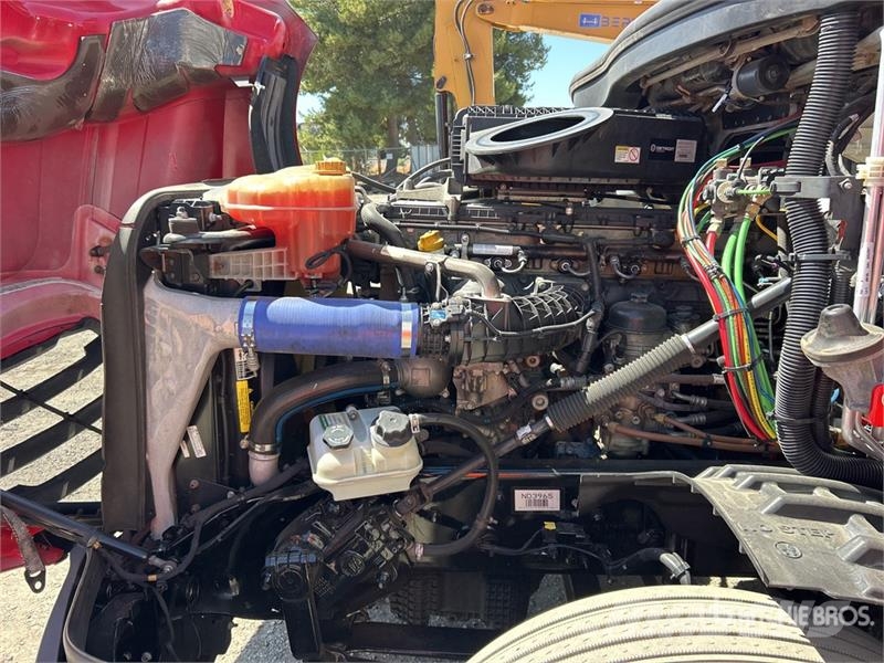 Freightliner Cascadia 126 T/A Sleeper Truck Tractor Tractor Units