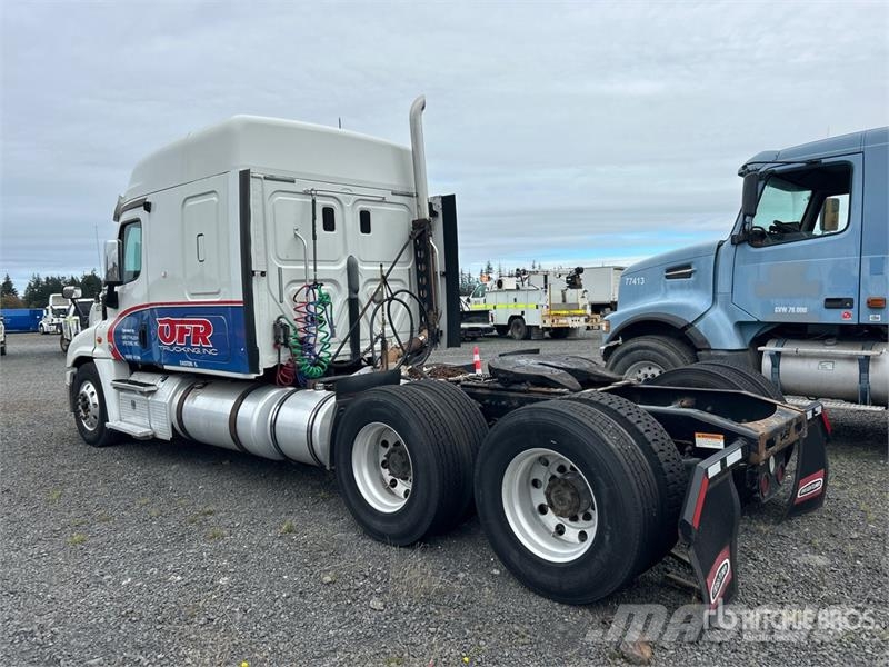 Freightliner Cascadia 125 6x4 T/A Sleeper Truck Tractor (Inoper Vlačilci