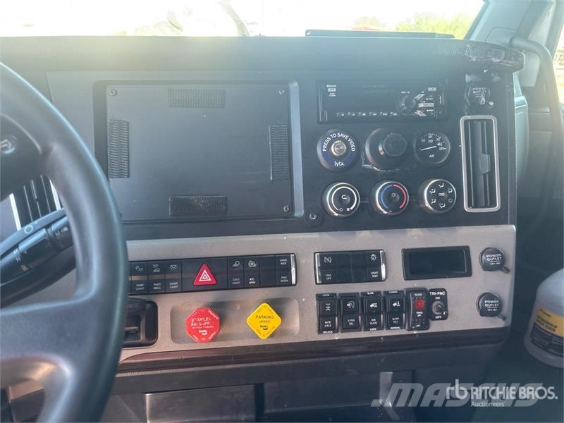 Freightliner Cascadia 126 6x4 T/A Sleeper Truck Tractor (Inoper 曳引機組件