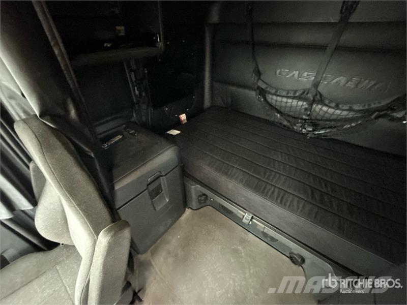 Freightliner Cascadia 126 6x4 T/A Sleeper Truck Tractor Cabezas tractoras