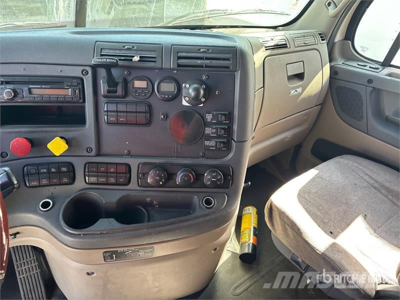 Freightliner Cascadia 125 6x4 T/A Sleeper Truck Tractor Tegljači
